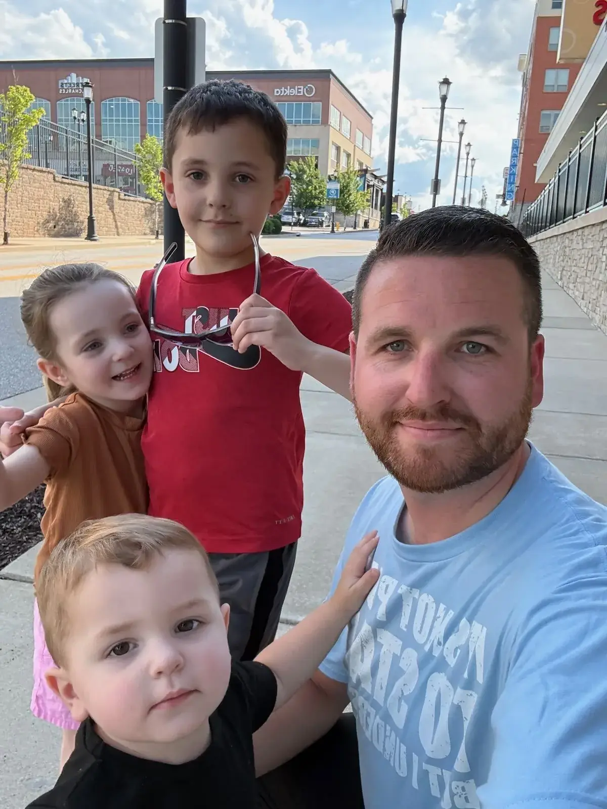 Brandon Anderson with his three kids in St. Charles
